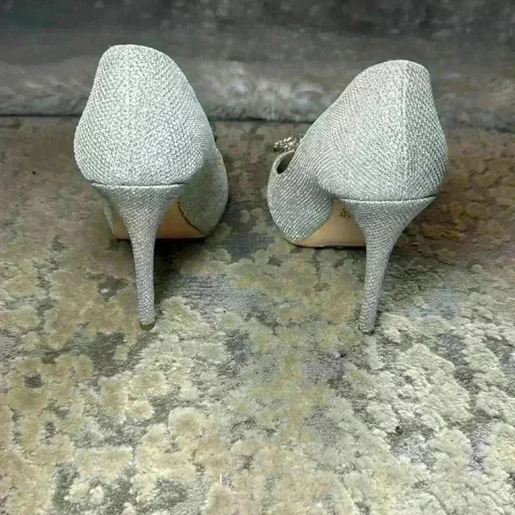 Belle Badgley Mischka Open Toe Silver Rhinestone Broach Heels - size 5.5 - Picture 4 of 6